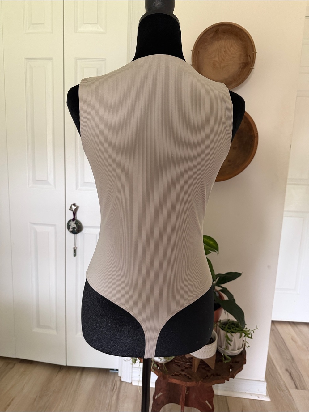 House of Harlow 1960 Sleeveless Ribbed Taupe Bodysuit - Picture 3 of 3